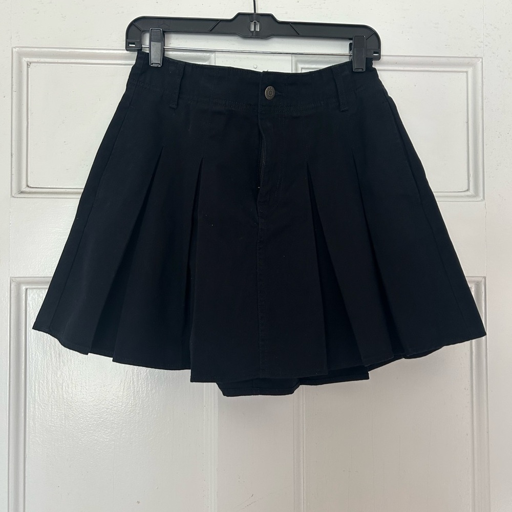 Old Navy Pleated Black Jean Mini Skirt Size M